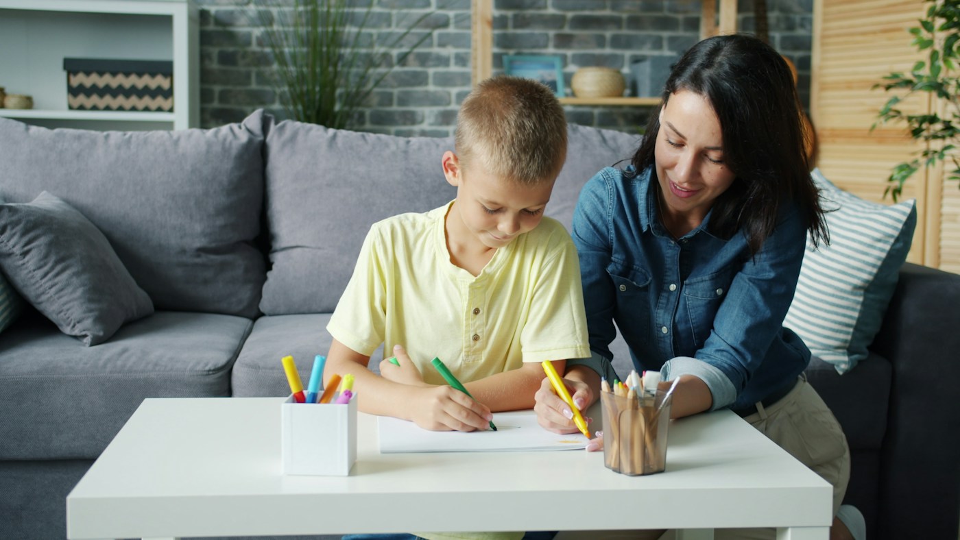 Uma mãe e o seu filho desenham juntos em casa